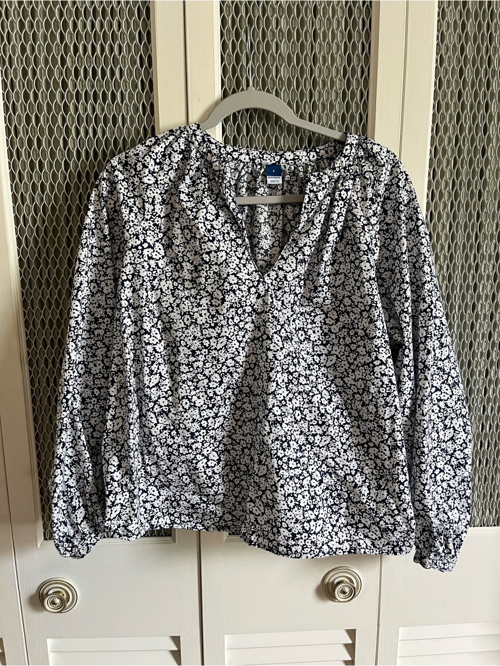 Old Navy Black & White Floral V-Neck Blouse